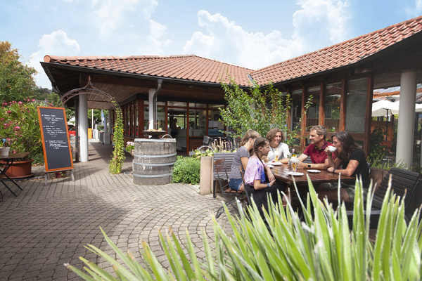 Gemütliche Terrasse im Camping Restaurant