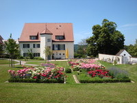 Klostergarten mit ehemaligem Prioratsgeb�ude (Sitz des Dorfhelferinnenwerk e.V.) (Bildnachweis: Gemeinde S�lden)